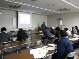 土井指導員によるＺＧＰシステムの作業標準の講義を聴く受講生