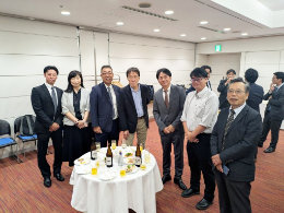 松本会長と関西協の皆さん（右はインタビュアー山野元事務局長）