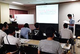 村上講師の講義を通訳するトウェン氏