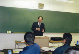 講演する鈴村教授